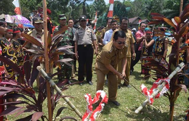 Wakil Bupati Sintang, Drs. Askiman, MM menghadiri perayaan hari ulang tahun Desa Solam Raya ke-36 tahun, di Kecamatan Sungai Tebelian Sintang