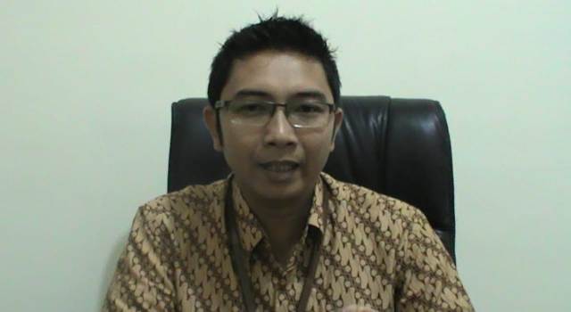 Kabid SDM Umum dan Komunikasi Publik , Gusti Rizki Desniardi saat di wawancarai di Ruangan nya.