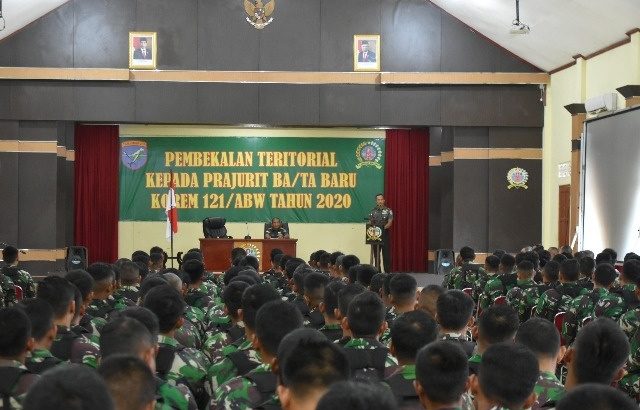 Beri Pebekalan 320 Prajurit Baru
